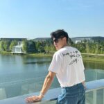 Lee Charles Instagram – 23年末和親愛的家人朋友一起去旅行一起在太空飛行感恩的心感謝有你🤍

#mooyoo 
這家咖啡廳位於曼谷郊區
開車約莫一小時
塞車的話就看運氣了
現場無限寬廣
一下車就有心曠神怡的感受
乾淨利落的建築
搭配老天賞的陽光
拍拍照聊聊天
喝喝咖啡喝喝酒
時間一下子就過去

特別感謝金剛旅行社的推薦
包車遊曼谷一整天
吃吃喝喝玩玩睡睡
@kktravelinasia MOO YOO