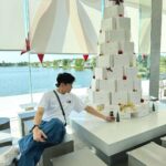 Lee Charles Instagram – 23年末和親愛的家人朋友一起去旅行一起在太空飛行感恩的心感謝有你🤍

#mooyoo 
這家咖啡廳位於曼谷郊區
開車約莫一小時
塞車的話就看運氣了
現場無限寬廣
一下車就有心曠神怡的感受
乾淨利落的建築
搭配老天賞的陽光
拍拍照聊聊天
喝喝咖啡喝喝酒
時間一下子就過去

特別感謝金剛旅行社的推薦
包車遊曼谷一整天
吃吃喝喝玩玩睡睡
@kktravelinasia MOO YOO