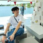 Lee Charles Instagram – 23年末和親愛的家人朋友一起去旅行一起在太空飛行感恩的心感謝有你🤍

#mooyoo 
這家咖啡廳位於曼谷郊區
開車約莫一小時
塞車的話就看運氣了
現場無限寬廣
一下車就有心曠神怡的感受
乾淨利落的建築
搭配老天賞的陽光
拍拍照聊聊天
喝喝咖啡喝喝酒
時間一下子就過去

特別感謝金剛旅行社的推薦
包車遊曼谷一整天
吃吃喝喝玩玩睡睡
@kktravelinasia MOO YOO