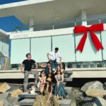 Lee Charles Instagram – 23年末和親愛的家人朋友一起去旅行一起在太空飛行感恩的心感謝有你🤍

#mooyoo 
這家咖啡廳位於曼谷郊區
開車約莫一小時
塞車的話就看運氣了
現場無限寬廣
一下車就有心曠神怡的感受
乾淨利落的建築
搭配老天賞的陽光
拍拍照聊聊天
喝喝咖啡喝喝酒
時間一下子就過去

特別感謝金剛旅行社的推薦
包車遊曼谷一整天
吃吃喝喝玩玩睡睡
@kktravelinasia MOO YOO
