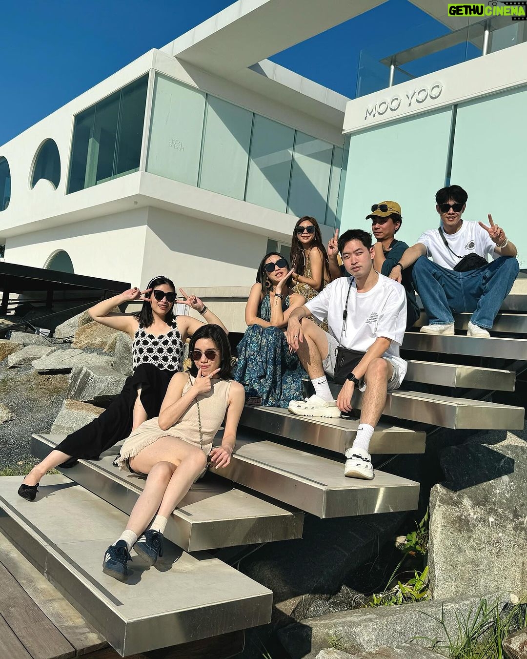 Lee Charles Instagram - 23年末和親愛的家人朋友一起去旅行一起在太空飛行感恩的心感謝有你🤍 #mooyoo 這家咖啡廳位於曼谷郊區 開車約莫一小時 塞車的話就看運氣了 現場無限寬廣 一下車就有心曠神怡的感受 乾淨利落的建築 搭配老天賞的陽光 拍拍照聊聊天 喝喝咖啡喝喝酒 時間一下子就過去 特別感謝金剛旅行社的推薦 包車遊曼谷一整天 吃吃喝喝玩玩睡睡 @kktravelinasia MOO YOO