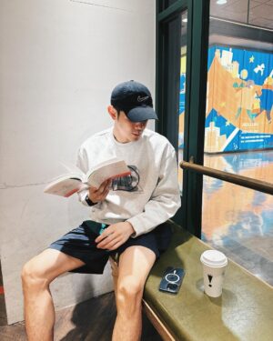 Lee Charles Instagram - 平常沒事我就喜歡閱讀
？？？