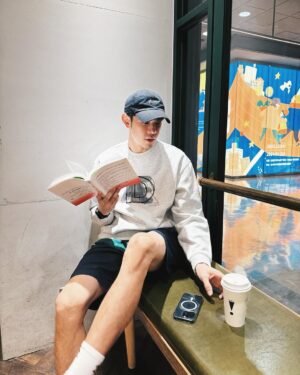 Lee Charles Instagram - 平常沒事我就喜歡閱讀
？？？