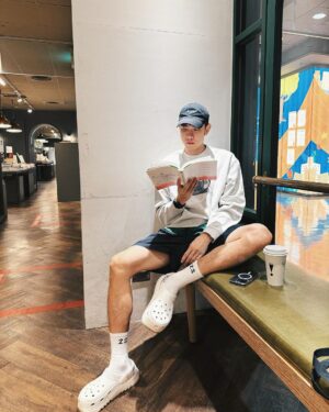 Lee Charles Instagram - 平常沒事我就喜歡閱讀
？？？