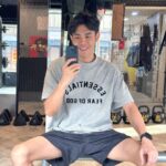 Lee Charles Instagram – 日常保養很重要
這次找了恩緹悠活時尚診所
@anti_tpe 來解決一些肌膚問題

為了不讓歲月痕跡留在臉上
不管是肌膚的小瑕疵或是惱人的動態紋在變成靜態紋前
我選擇Letybo保提拉肉毒來解決抬頭紋
以及PICOCARE皮秒蜂巢來改善斑點與毛孔等肌膚瑕疵😎

#恩緹悠活時尚診所
#Letybo保提拉肉毒
#肉毒桿菌 
#肉毒除皺 
#抬頭紋
#PICOCARE
#PICOCARE皮秒
#專業醫師不讓你眉壓眼 
#皮秒蜂巢

恩緹Line : @antitp
輸入【231017】專人回覆
