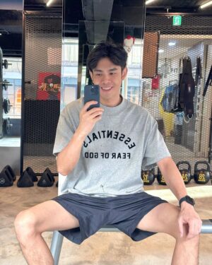 Lee Charles Instagram - 日常保養很重要
這次找了恩緹悠活時尚診所
@anti_tpe 來解決一些肌膚問題

為了不讓歲月痕跡留在臉上
不管是肌膚的小瑕疵或是惱人的動態紋在變成靜態紋前
我選擇Letybo保提拉肉毒來解決抬頭紋
以及PICOCARE皮秒蜂巢來改善斑點與毛孔等肌膚瑕疵😎

#恩緹悠活時尚診所
#Letybo保提拉肉毒
#肉毒桿菌 
#肉毒除皺 
#抬頭紋
#PICOCARE
#PICOCARE皮秒
#專業醫師不讓你眉壓眼 
#皮秒蜂巢

恩緹Line : @antitp
輸入【231017】專人回覆