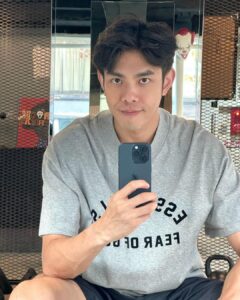 Lee Charles Instagram - 日常保養很重要 這次找了恩緹悠活時尚診所 @anti_tpe 來解決一些肌膚問題 為了不讓歲月痕跡留在臉上 不管是肌膚的小瑕疵或是惱人的動態紋在變成靜態紋前 我選擇Letybo保提拉肉毒來解決抬頭紋 以及PICOCARE皮秒蜂巢來改善斑點與毛孔等肌膚瑕疵😎 #恩緹悠活時尚診所 #Letybo保提拉肉毒 #肉毒桿菌 #肉毒除皺 #抬頭紋 #PICOCARE #PICOCARE皮秒 #專業醫師不讓你眉壓眼 #皮秒蜂巢 恩緹Line : @antitp 輸入【231017】專人回覆