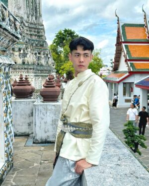 Lee Charles Instagram - 去了曼谷100次
第一次去鄭王廟
美呆美瘋美炸
拍了1800萬張

泰服只要200泰銖
@mahasane_thaicostume 
不租白不租