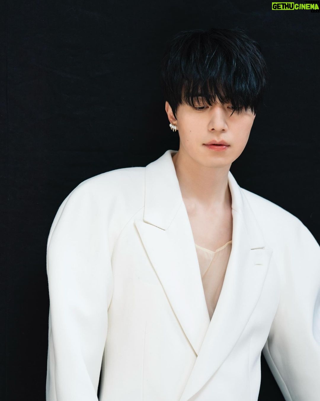 Lee Dong-wook Instagram - - 수수께끼를 맞히면🧐 ‘엘르’ 화보 촬영장의 문을 활짝 열어드릴게요🚪 - 포스트 보러 가기 👉🏻 https://naver.me/G4xKKyJM - 디즈니플러스 오리지널 시리즈 1월 17일 그랜드 오픈🛒 - #이동욱 #LeeDongWook #李栋旭 #욱스타그램 #킬러들의쇼핑몰 #AShopforKillers #정진만 #엘르 #ELLEKOREA