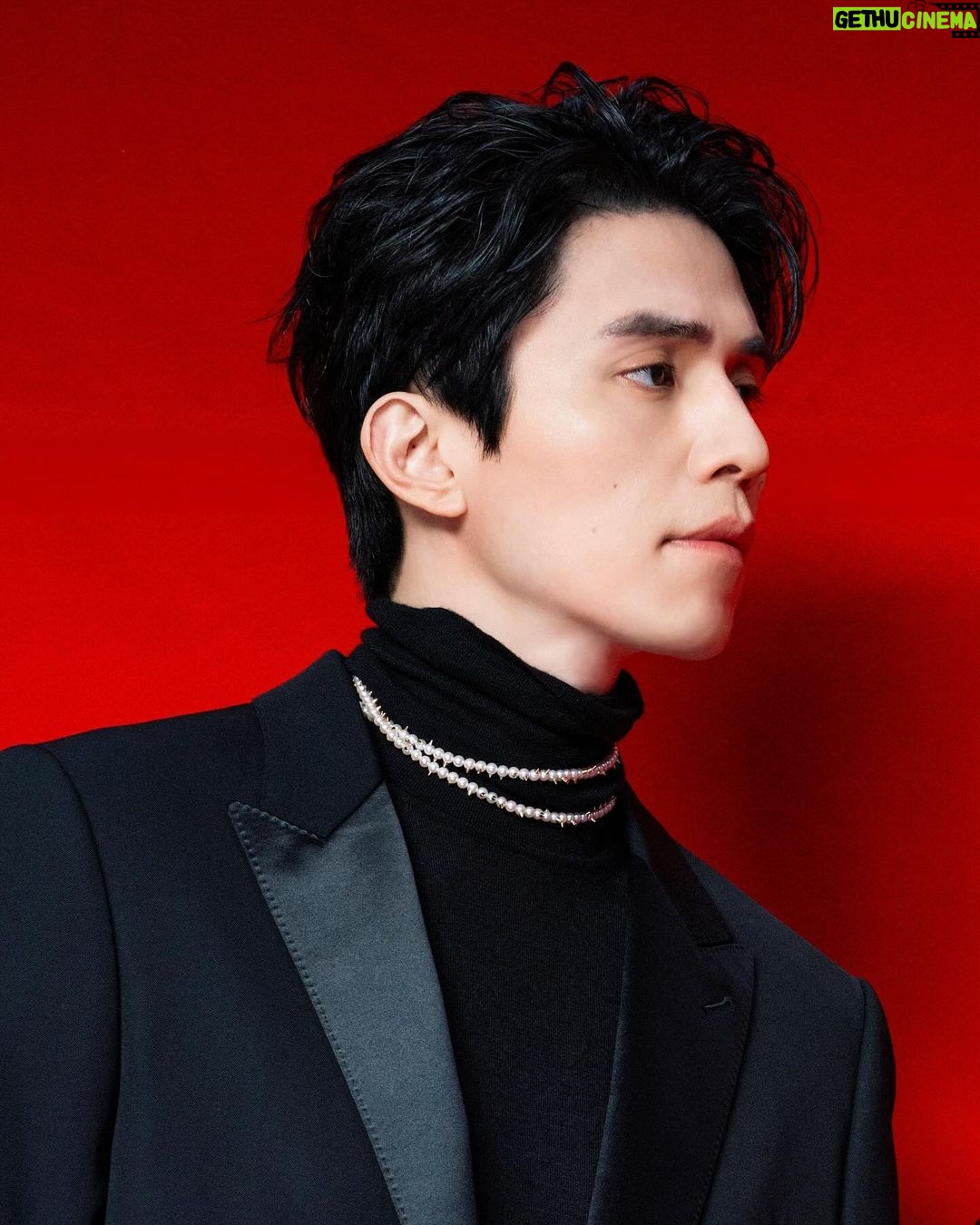 Lee Dong-wook Instagram - - 수수께끼를 맞히면🧐 ‘엘르’ 화보 촬영장의 문을 활짝 열어드릴게요🚪 - 포스트 보러 가기 👉🏻 https://naver.me/G4xKKyJM - 디즈니플러스 오리지널 시리즈 1월 17일 그랜드 오픈🛒 - #이동욱 #LeeDongWook #李栋旭 #욱스타그램 #킬러들의쇼핑몰 #AShopforKillers #정진만 #엘르 #ELLEKOREA