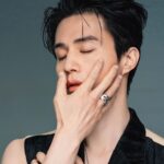 Lee Dong-wook Instagram - - 수수께끼를 맞히면🧐 ‘엘르’ 화보 촬영장의 문을 활짝 열어드릴게요🚪 - 포스트 보러 가기 👉🏻 https://naver.me/G4xKKyJM - 디즈니플러스 오리지널 시리즈 1월 17일 그랜드 오픈🛒 - #이동욱 #LeeDongWook #李栋旭 #욱스타그램 #킬러들의쇼핑몰 #AShopforKillers #정진만 #엘르 #ELLEKOREA
