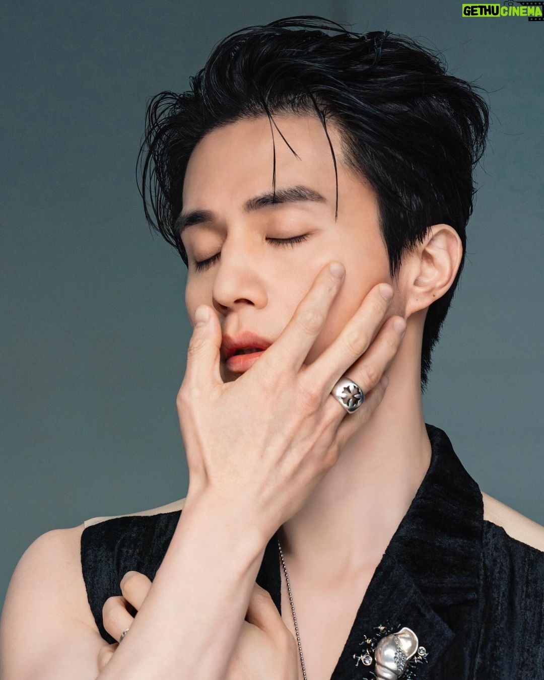 Lee Dong-wook Instagram - - 수수께끼를 맞히면🧐 ‘엘르’ 화보 촬영장의 문을 활짝 열어드릴게요🚪 - 포스트 보러 가기 👉🏻 https://naver.me/G4xKKyJM - 디즈니플러스 오리지널 시리즈 1월 17일 그랜드 오픈🛒 - #이동욱 #LeeDongWook #李栋旭 #욱스타그램 #킬러들의쇼핑몰 #AShopforKillers #정진만 #엘르 #ELLEKOREA