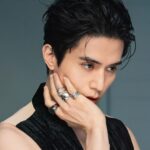 Lee Dong-wook Instagram - - 수수께끼를 맞히면🧐 ‘엘르’ 화보 촬영장의 문을 활짝 열어드릴게요🚪 - 포스트 보러 가기 👉🏻 https://naver.me/G4xKKyJM - 디즈니플러스 오리지널 시리즈 1월 17일 그랜드 오픈🛒 - #이동욱 #LeeDongWook #李栋旭 #욱스타그램 #킬러들의쇼핑몰 #AShopforKillers #정진만 #엘르 #ELLEKOREA