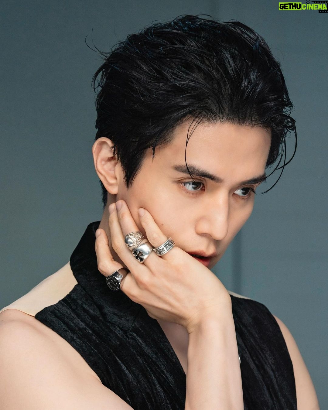 Lee Dong-wook Instagram - - 수수께끼를 맞히면🧐 ‘엘르’ 화보 촬영장의 문을 활짝 열어드릴게요🚪 - 포스트 보러 가기 👉🏻 https://naver.me/G4xKKyJM - 디즈니플러스 오리지널 시리즈 1월 17일 그랜드 오픈🛒 - #이동욱 #LeeDongWook #李栋旭 #욱스타그램 #킬러들의쇼핑몰 #AShopforKillers #정진만 #엘르 #ELLEKOREA