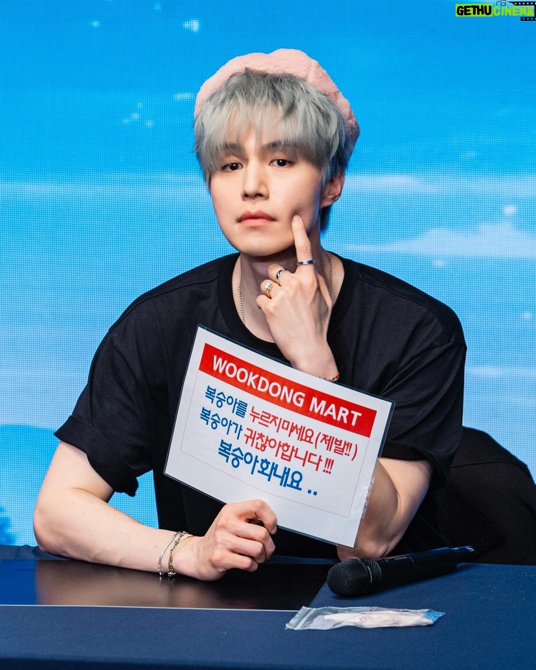 Lee Dong-wook Instagram - - 은발천사의 크리스마스 선물이 도착했습니다🎁 - 포스트 보러 가기 👉🏻 https://naver.me/IDoDwvsC - #이동욱 #LeeDongWook #李栋旭 #욱스타그램 #팬사인회 #그럼자세한얘긴만나서하자ㅋㅋㅋㅋㅋ
