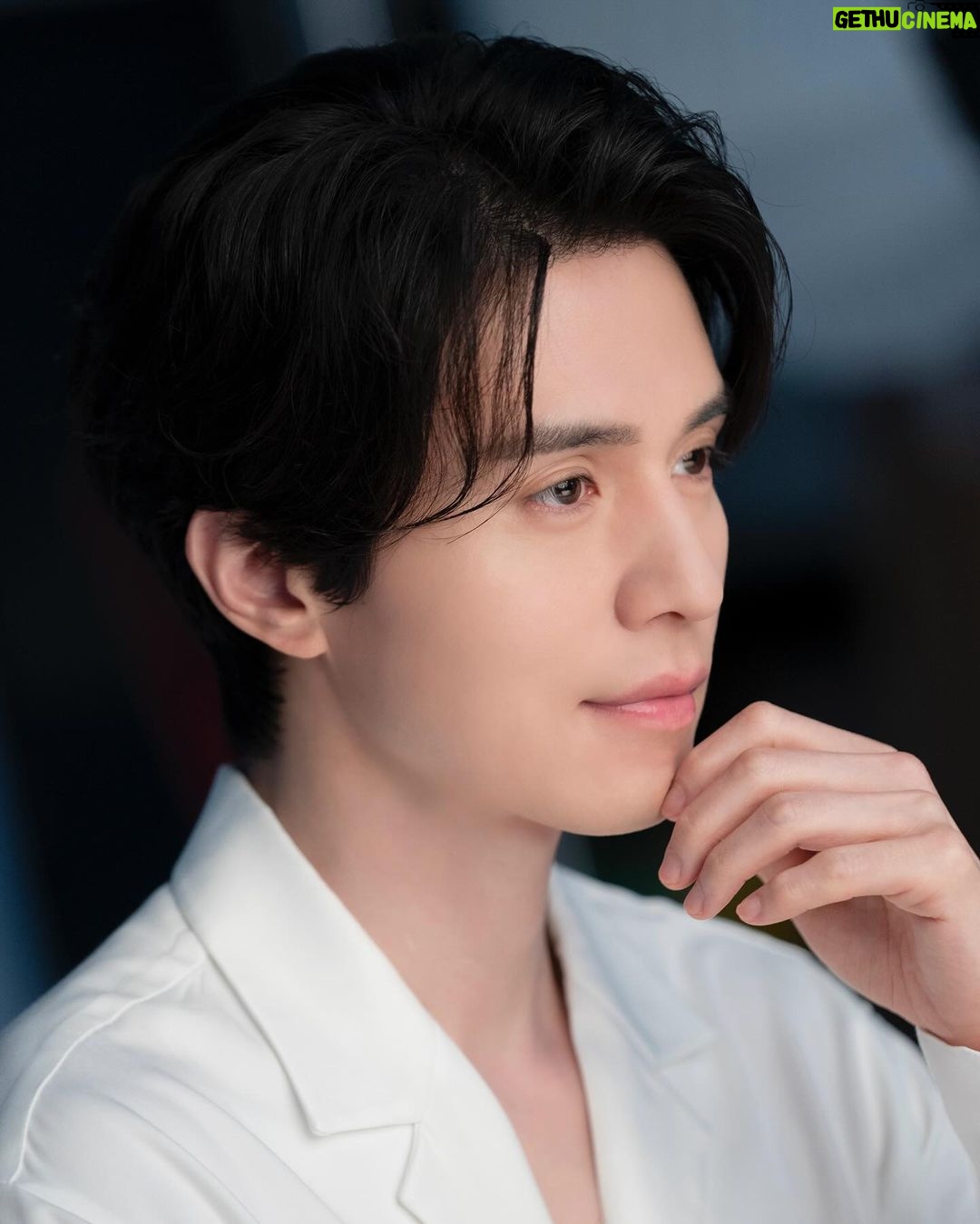 Lee Dong-wook Instagram - - 올겨울 피부 고민은 동욱 배우가 해결해 드립니다✌🏻 ‘더마펌(dermafirm)’ 포스트로 지금 방문해 보세요🧴 - 포스트 보러 가기 👉🏻 https://naver.me/GHVQ7Q4N - #이동욱 #LeeDongWook #李栋旭 #욱스타그램 #광고 #더마펌 #dermafirm