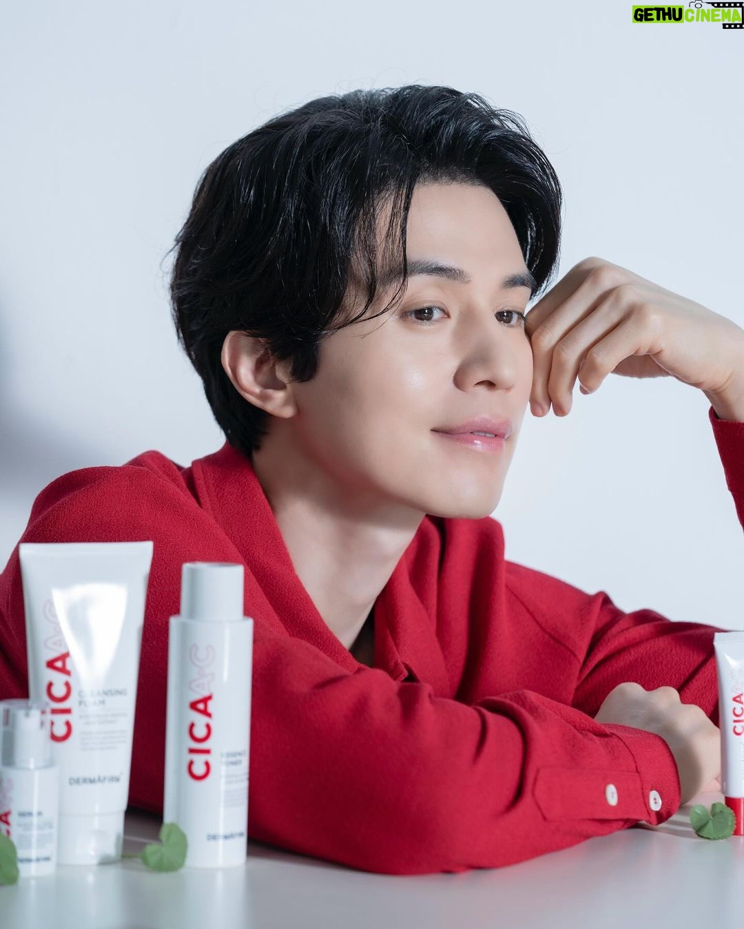 Lee Dong-wook Instagram - - 올겨울 피부 고민은 동욱 배우가 해결해 드립니다✌🏻 ‘더마펌(dermafirm)’ 포스트로 지금 방문해 보세요🧴 - 포스트 보러 가기 👉🏻 https://naver.me/GHVQ7Q4N - #이동욱 #LeeDongWook #李栋旭 #욱스타그램 #광고 #더마펌 #dermafirm