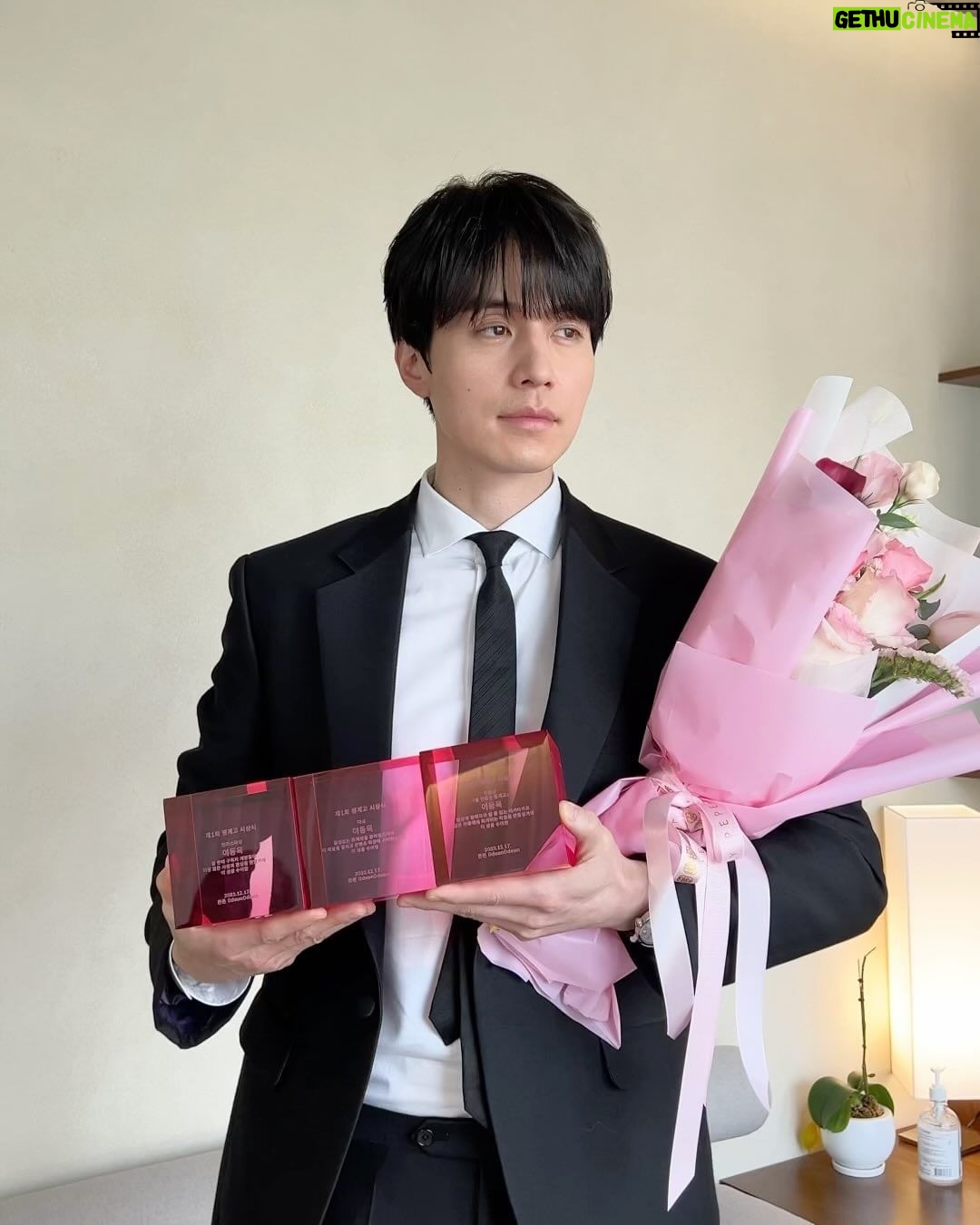 Lee Dong-wook Instagram - 감사합니다! 직접 투표로 뽑아 주셔서 더 의미 깊습니다. 더 큰 웃..음.....으로 보답하겠......휴😤😘