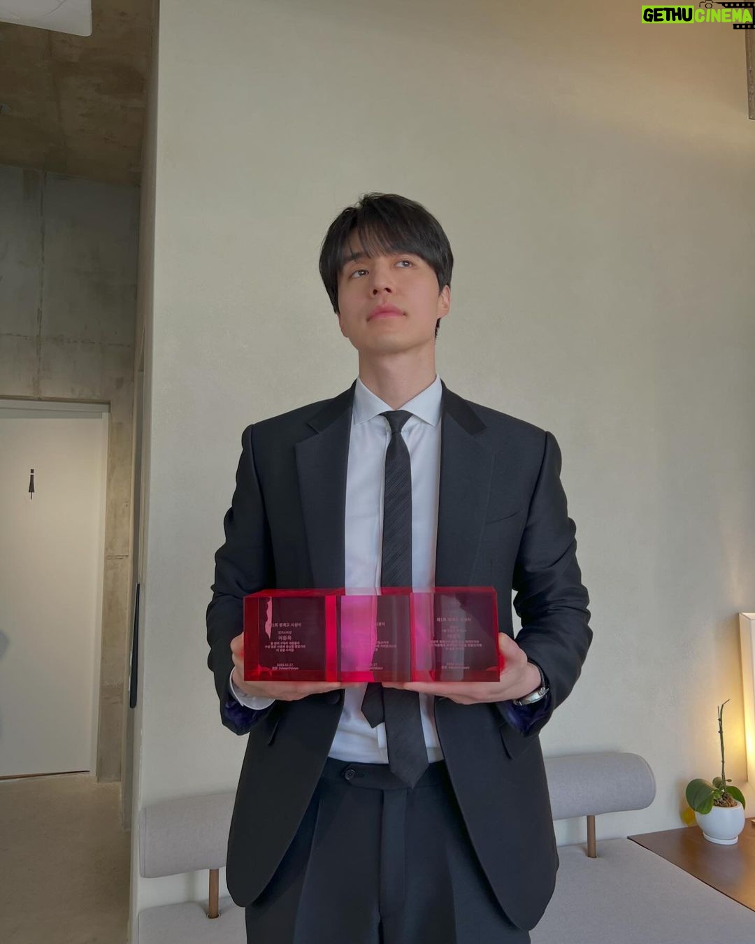Lee Dong-wook Instagram - 감사합니다! 직접 투표로 뽑아 주셔서 더 의미 깊습니다. 더 큰 웃..음.....으로 보답하겠......휴😤😘