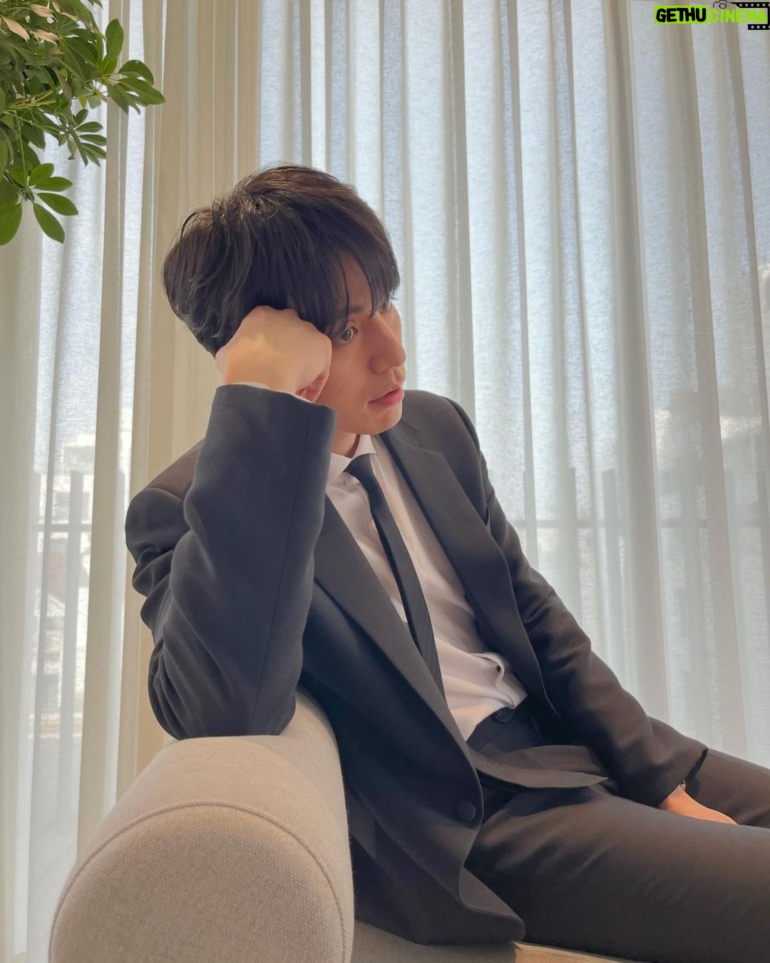 Lee Dong-wook Instagram - 감사합니다! 직접 투표로 뽑아 주셔서 더 의미 깊습니다. 더 큰 웃..음.....으로 보답하겠......휴😤😘