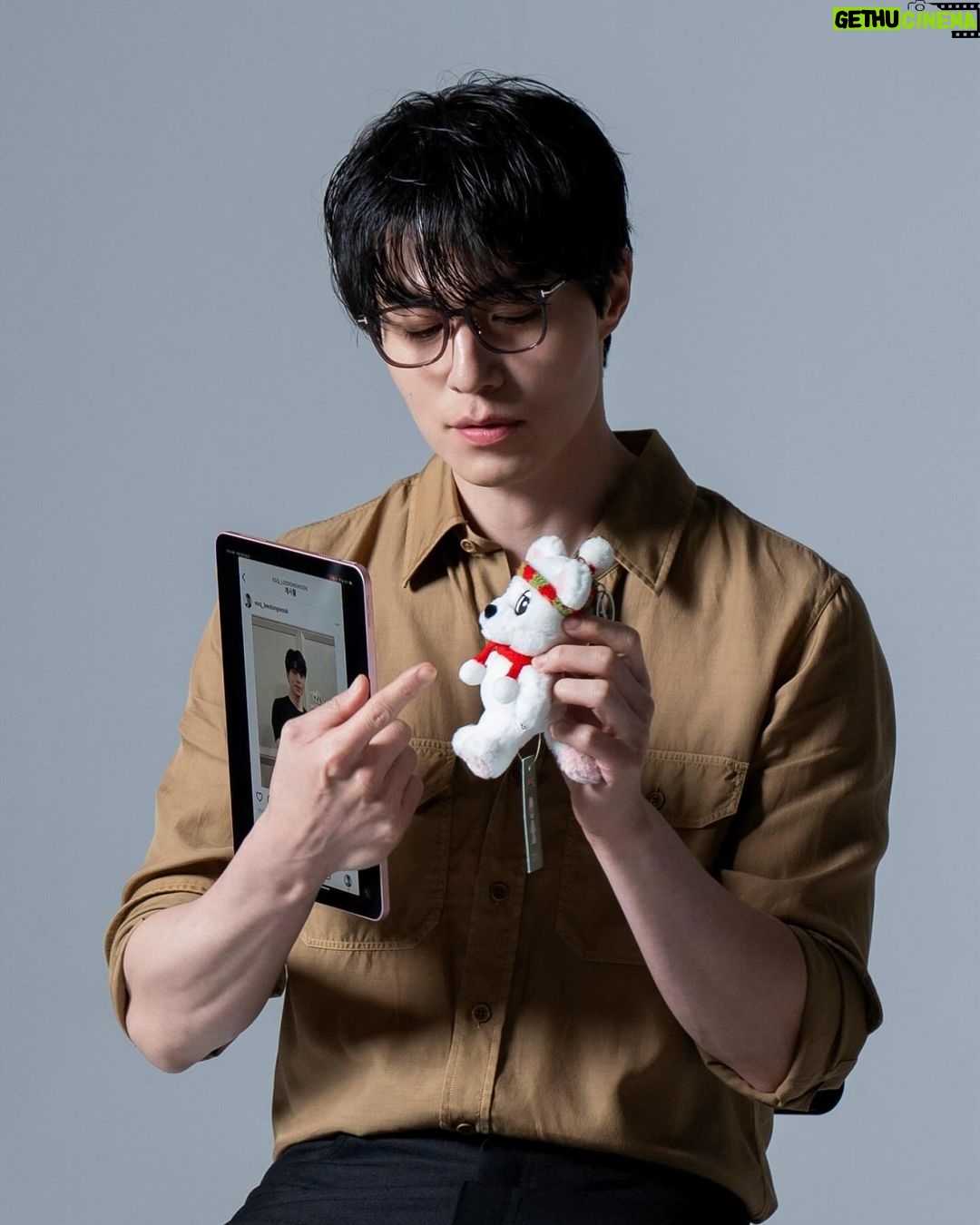 Lee Dong-wook - 1.5 Million Likes - -
매 컷마다 도파민이 폭발하는
‘에스콰이어’ 화보 현장, 지금 공개합니다🕶️
-
포스트 보러 가기
👉🏻 https://naver.me/GmfZeOaS
-
#이동욱 #LeeDongWook #李栋旭 #욱스타그램
#에스콰이어 #ESQUIREKOREA
#톰포드 #톰포드아이웨어 #TOMFORD #TOMFORDEYEWEAR