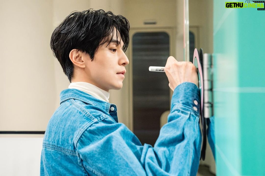Lee Dong-wook Instagram - - 동욱 배우의 최애는? 🤍🦁🍑 그리고 🩷🩷👾 - 포스트 보러 가기 👉🏻 https://naver.me/FfADlbAa - #이동욱 #LeeDongWook #李栋旭 #욱스타그램 #욱동이 #WOOKDONG #2024시즌그리팅 #2024SeasonsGreetings #애정하는너희들을위해또나를위해뭐겸사겸사이렇게또