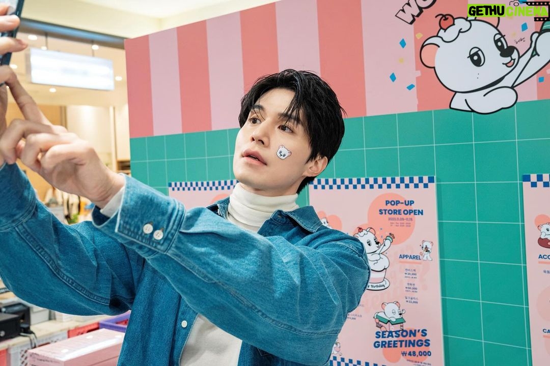 Lee Dong-wook Instagram - - 동욱 배우의 최애는? 🤍🦁🍑 그리고 🩷🩷👾 - 포스트 보러 가기 👉🏻 https://naver.me/FfADlbAa - #이동욱 #LeeDongWook #李栋旭 #욱스타그램 #욱동이 #WOOKDONG #2024시즌그리팅 #2024SeasonsGreetings #애정하는너희들을위해또나를위해뭐겸사겸사이렇게또