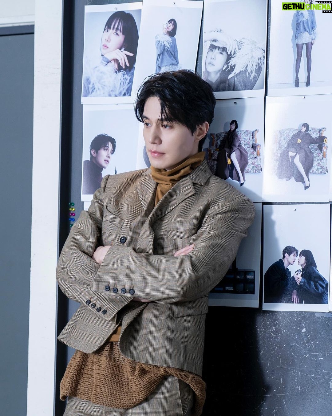 Lee Dong-wook Instagram - - 이동욱 작가님의 출판기념회에 여러분을 모십니다 ✔️일시: 11월 29일(수)부터 ~ ✔️장소: 전국 극장🎞️ 그리고 포스트✍🏻 - 포스트 보러 가기 👉🏻 https://naver.me/GEIK5JC0 - 🎬 영화 절찬 상영 중 - #이동욱 #LeeDongWook #李栋旭 #욱스타그램 #싱글인서울 #SingleinSeoul #영호 #보그코리아 #VOGUEKOREA