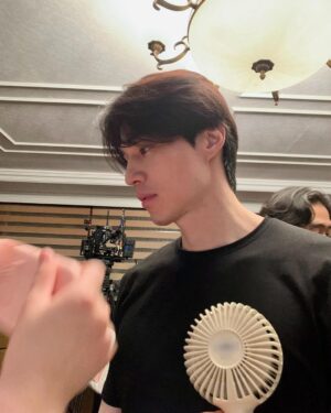 Lee Dong-wook Instagram - 아직 몇발 남았다 데헷😉