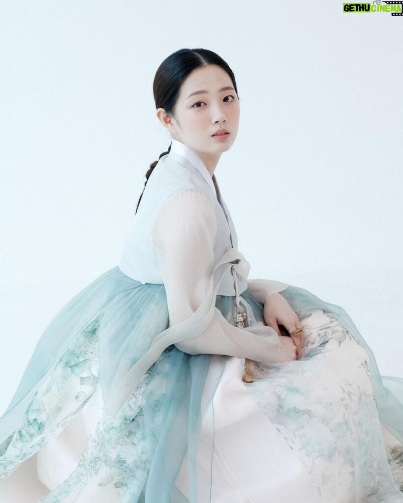 Lee Eun-jae Instagram - ❤️‍🔥🤭🤭 울 작은엄마 덕분에 예쁜 한복입고 사진찌거써영ㅎㅎㅎ