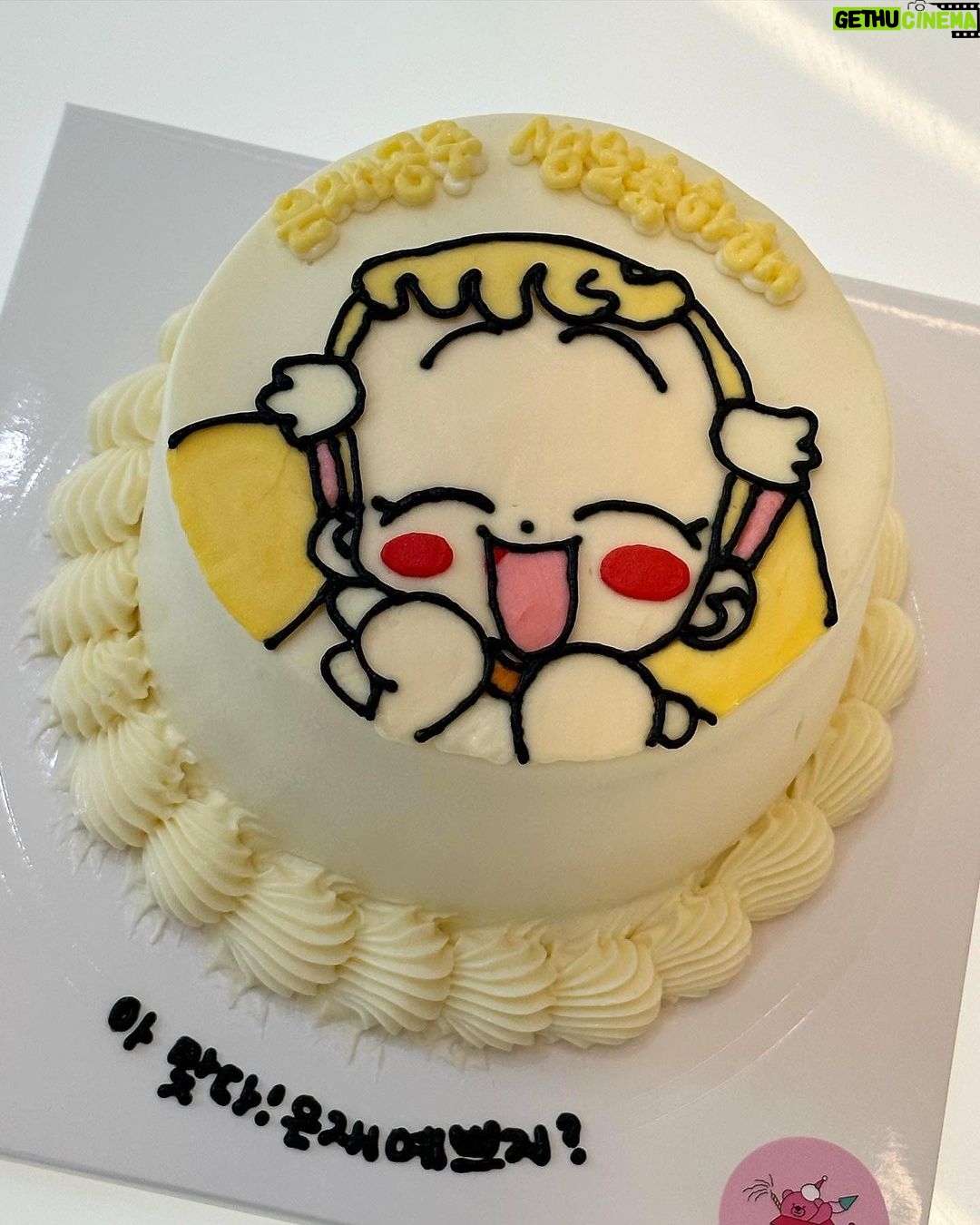 Lee Eun-jae Instagram - 생일이어따,,! 🤭🤍 #HBD 🎂🥳 해피생일