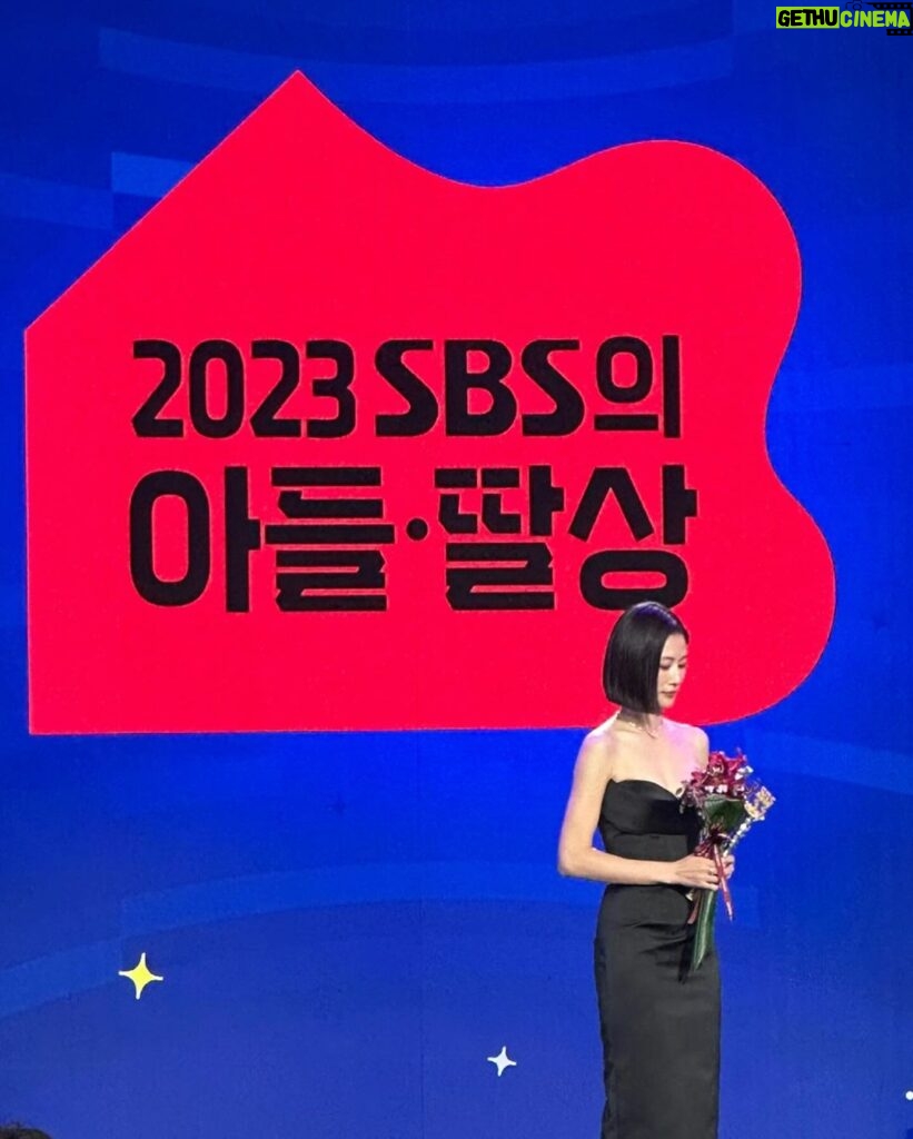 Lee Hyun-yi Instagram - 2023 sbs 연예대상 감사합니다🥰 우리팀 최고💕