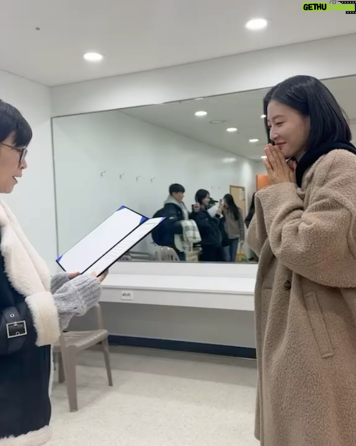 Lee Hyun-yi Instagram - 저 상받았어용🙌🏻 #어서와한국은처음이지 제작진 분들이 주시는 귀하디 귀한 상😍 감사합니다! 더 열심히 하겠습니당!!!