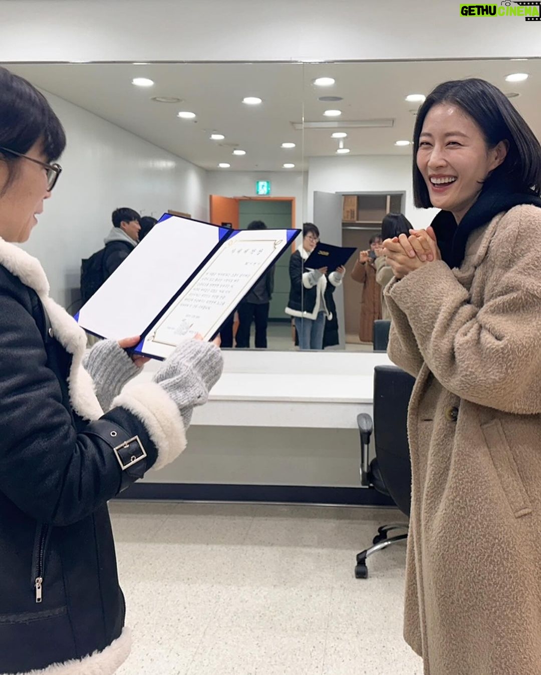 Lee Hyun-yi Instagram - 저 상받았어용🙌🏻 #어서와한국은처음이지 제작진 분들이 주시는 귀하디 귀한 상😍 감사합니다! 더 열심히 하겠습니당!!!
