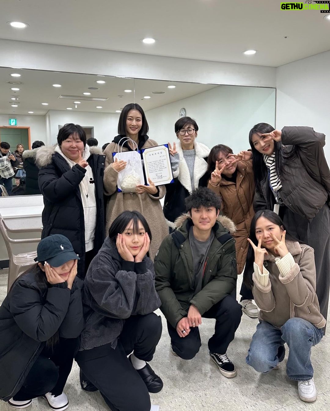 Lee Hyun-yi Instagram - 저 상받았어용🙌🏻 #어서와한국은처음이지 제작진 분들이 주시는 귀하디 귀한 상😍 감사합니다! 더 열심히 하겠습니당!!!