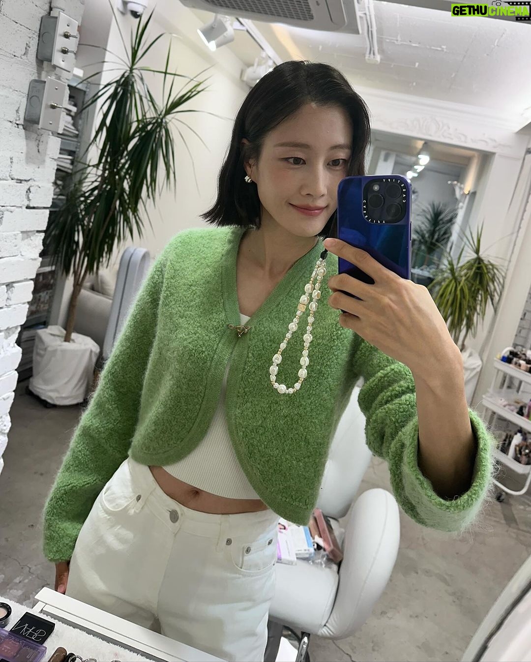 Lee Hyun-yi Instagram - 오늘은 웨이브를 넣어보았습니다🥰 한파기념 배꼽도 내놓고🤣 잠시후 DDP #올리브영어워즈앤페스타 에서 만나용~~
