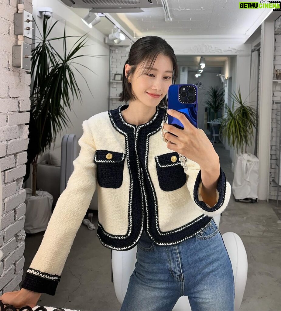 Lee Hyun-yi Instagram - 머리가 많이 길어서 스타일링 이것저것 해 보는 중☺️ 오늘은 반묶음 했어요~ @choigo_hair