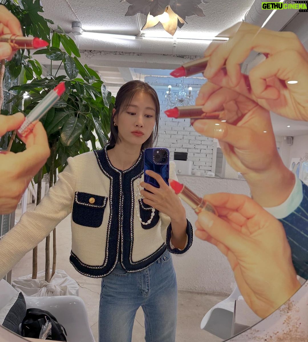 Lee Hyun-yi Instagram - 머리가 많이 길어서 스타일링 이것저것 해 보는 중☺️ 오늘은 반묶음 했어요~ @choigo_hair