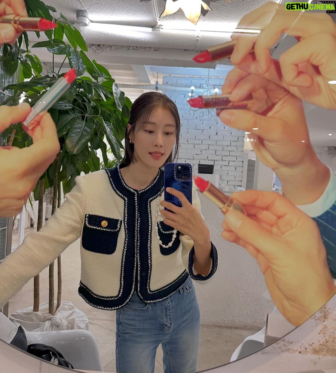 Lee Hyun-yi Instagram - 머리가 많이 길어서 스타일링 이것저것 해 보는 중☺️ 오늘은 반묶음 했어요~ @choigo_hair