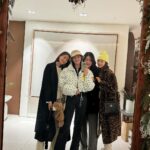 Lee Hyun-yi Instagram - 2023년 연말을 보내며♥️ 모두 바쁜데도 함께 할 수 있었던 소중한 시간🤍 #연말모임#우정#슈퍼모델#메리크리스마스 #디너#커플룩#선물스타그램 #supermodel#dinner#frends 이도청담