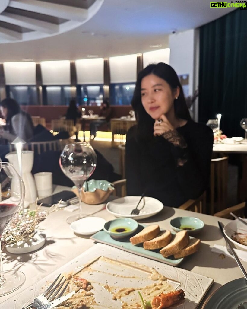 Lee Hyun-yi Instagram - 2023년 연말을 보내며♥️ 모두 바쁜데도 함께 할 수 있었던 소중한 시간🤍 #연말모임#우정#슈퍼모델#메리크리스마스 #디너#커플룩#선물스타그램 #supermodel#dinner#frends 이도청담
