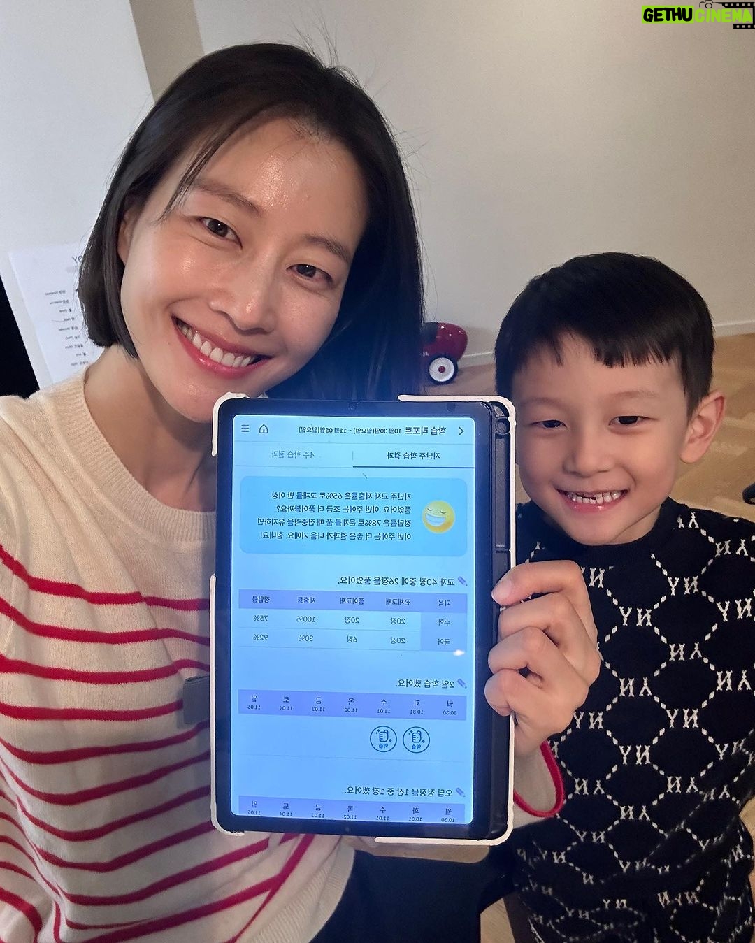 Lee Hyun-yi Instagram - #광고 요즘 영서가 공부에 재미를 붙여서 형아가 숙제할때 자기도 꼭 뭘 하겠다고 해요. 그래서 엄마도 어릴때 했던! 구몬을 신청해줬어요~😆 우리때랑 다르게 엄청 발전한 요즘 구몬은 스마트구몬N 어플 통해서 한 눈에 자녀의 학습 상황을 모니터링 할 수 있어서 너무 좋더라고요~👏🏻 #구몬학습 #스마트구몬N #학습지 @kumon_stagram