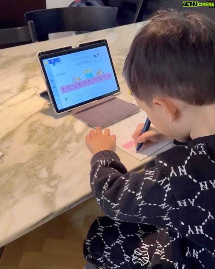 Lee Hyun-yi Instagram - #광고 요즘 영서가 공부에 재미를 붙여서 형아가 숙제할때 자기도 꼭 뭘 하겠다고 해요. 그래서 엄마도 어릴때 했던! 구몬을 신청해줬어요~😆 우리때랑 다르게 엄청 발전한 요즘 구몬은 스마트구몬N 어플 통해서 한 눈에 자녀의 학습 상황을 모니터링 할 수 있어서 너무 좋더라고요~👏🏻 #구몬학습 #스마트구몬N #학습지 @kumon_stagram
