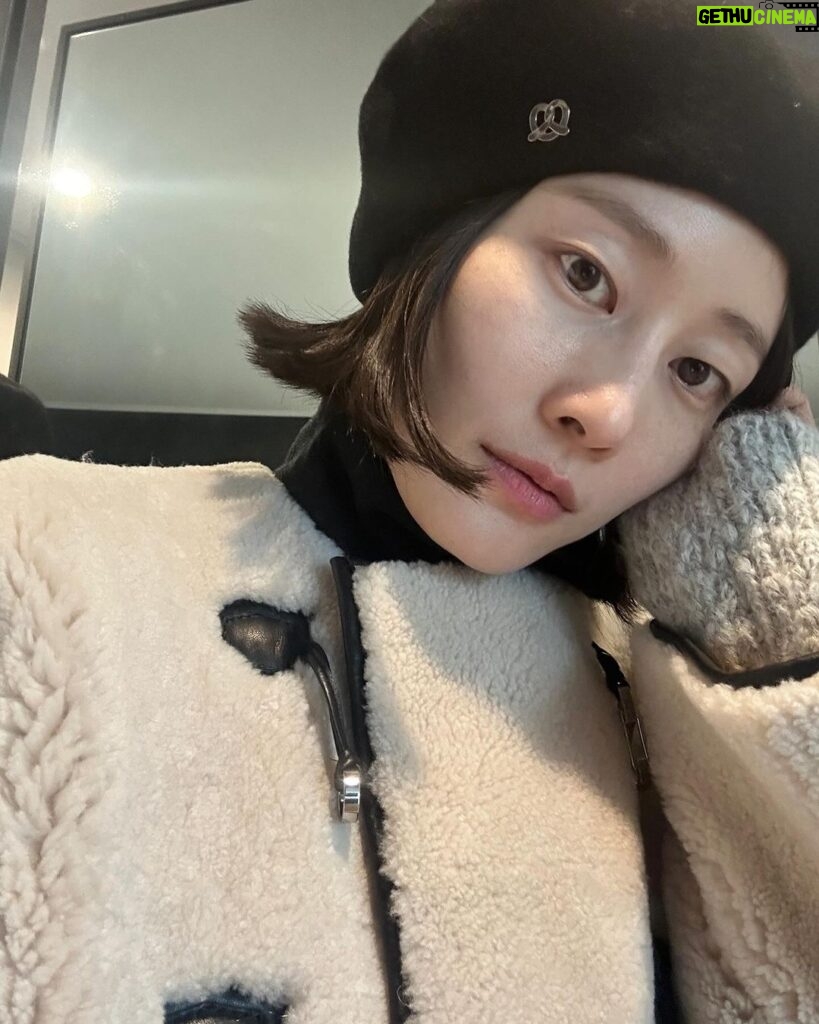 Lee Hyun-yi Instagram - 단발머리하고나서 베레모 쓸 때마다 생각나는 인물… #파콰드 #슈렉영주 #베레모