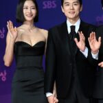 Lee Hyun-yi Instagram - 2023 한 해 동안 정말 감사했습니다. 2024에도 열심히 하겠습니다!! 특히 더 고마운 @hongppappa 💕