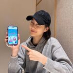 Lee Hyun-yi Instagram - 여러분, 결식우려아동은 결식 외에도 다양한 문제 상황을 겪는 경우가 많다는 사실, 알고 계셨나요? 이 아이들이 올 겨울 따뜻한 일상을 보낼 수 있도록 저 이현이와 함께해 주세요! 제가 3년간 홍보대사로 활동하고 있는 행복얼라이언스에서 여러분의 참여에 매칭해 아이들에게 필요한 생활용품, 건강식품, 영양간식, 위생용품 등을 가득 담은 행복상자를 전달하는 행복상자 캠페인을 진행합니다. ☃ 우리 같이 눈덩이 굴리고 기부해볼까요? ☃ 장애물을 피하고, 아이템을 획득하면서 아이들의 집까지 무사히 눈덩이를 굴려주세요! 게임 참여 1건당 행복상자 1개가 기부될 예정이라고 하니, 우리 같이 눈덩이 굴리기 게임하고❄ 아이들에게 따뜻한 일상을 선물해 보아요 🎁 #행복얼라이언스 #행복상자캠페인 #행복상자눈덩이굴리기게임