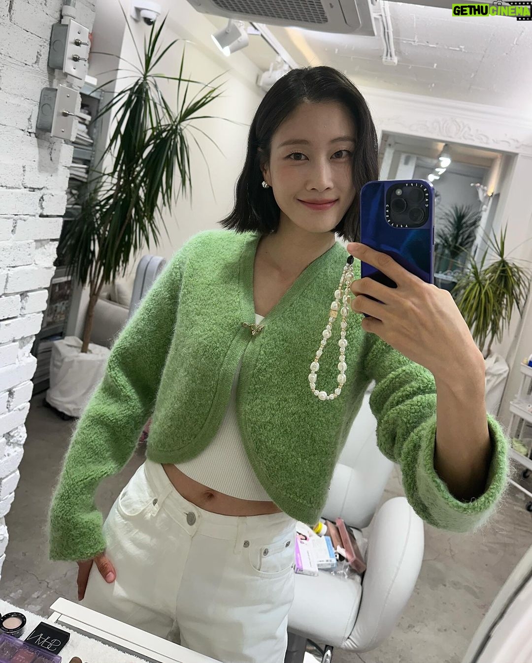 Lee Hyun-yi Instagram - 오늘은 웨이브를 넣어보았습니다🥰 한파기념 배꼽도 내놓고🤣 잠시후 DDP #올리브영어워즈앤페스타 에서 만나용~~