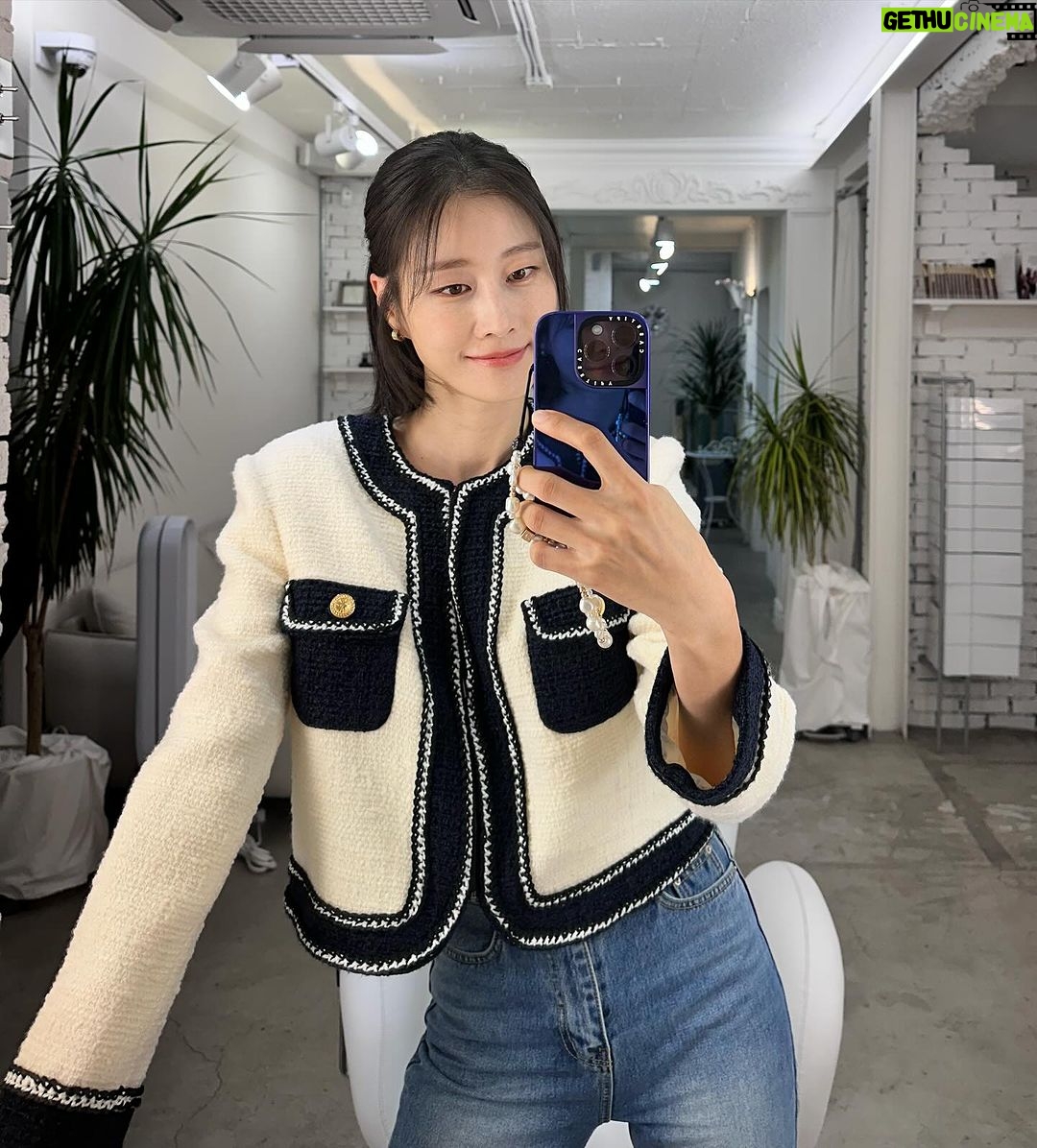 Lee Hyun-yi Instagram - 머리가 많이 길어서 스타일링 이것저것 해 보는 중☺️ 오늘은 반묶음 했어요~ @choigo_hair