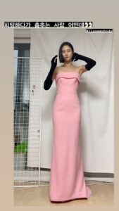 Lee Hyun-yi Instagram - 복면가왕 피팅중에😂 정체가 너무 드러날 것 같아서 탈락한 드레스🥹ㅋㅋ