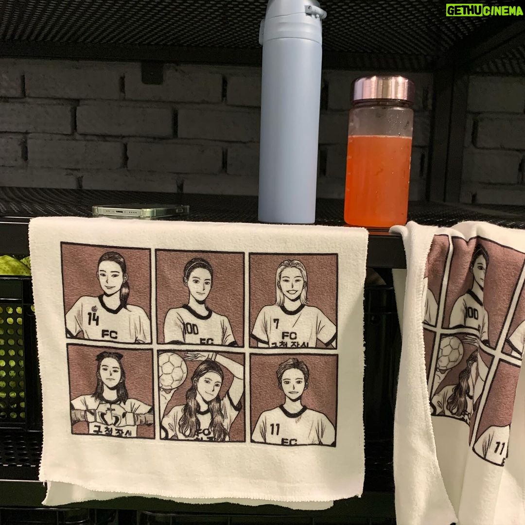 Lee Hyun-yi Instagram - 골때녀 파일럿부터 함께한 해나 해나가 없었다면 저는 지금까지 할 수 없었을거예요… 구척의 마스코트로, 또래상담반으로, 든든한 수비로, 골게터로 일당백 해오던 해나의 빈자리는 그 누구도 채울 수 없을 것 같아요… 해나야 정말 너무 고마웠고 함께해서 행복했어💕 부상 깨끗이 회복하고 다시 돌아와서 즐겁게 축구하자⚽️ #영원한 #fc구척장신 #송해나 #해나바로
